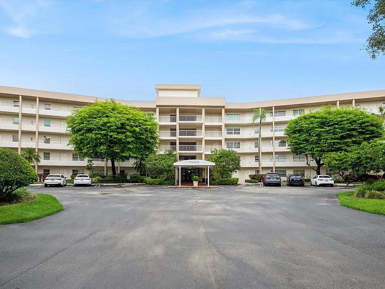 3900 Oaks Clubhouse Dr #409 — Photo 15