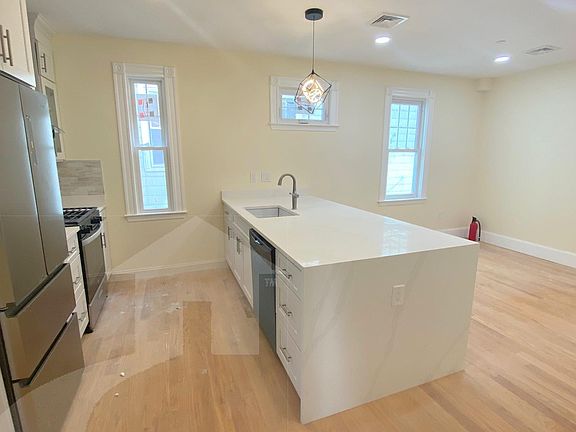 4th image of 32 Putnam Ave #2A