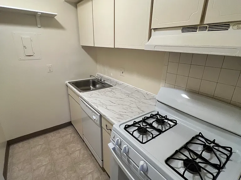2025 N Lincoln St #102 — Photo 8