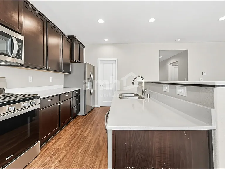 245 Iris Ln — Photo 4