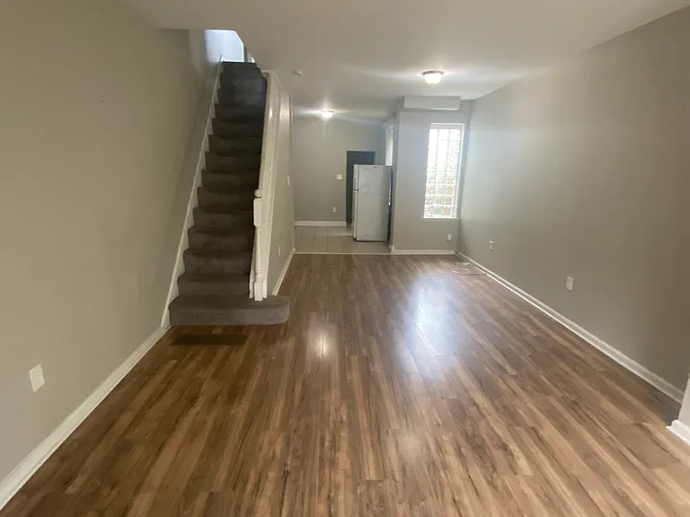 618 E Clementine St — Photo 9