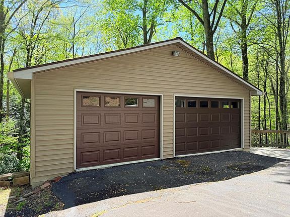 3rd image of 219 Otter Creek Trl