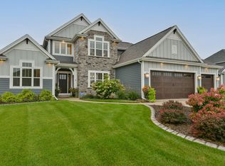 8955 W Highlander Dr, Mequon, WI 53097