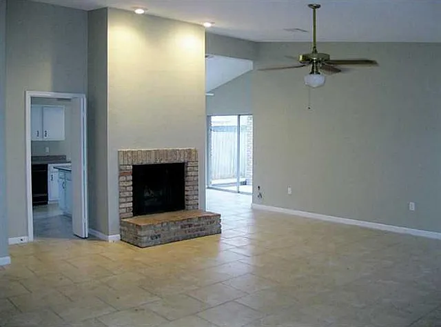 3 bed, 2.0 bath, 1939 sqft, $2,000 — Photo 2