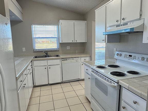 3rd image of 1510 NE 16th Ter