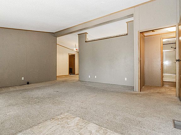 3rd image of 2709 Meadowlark Dr