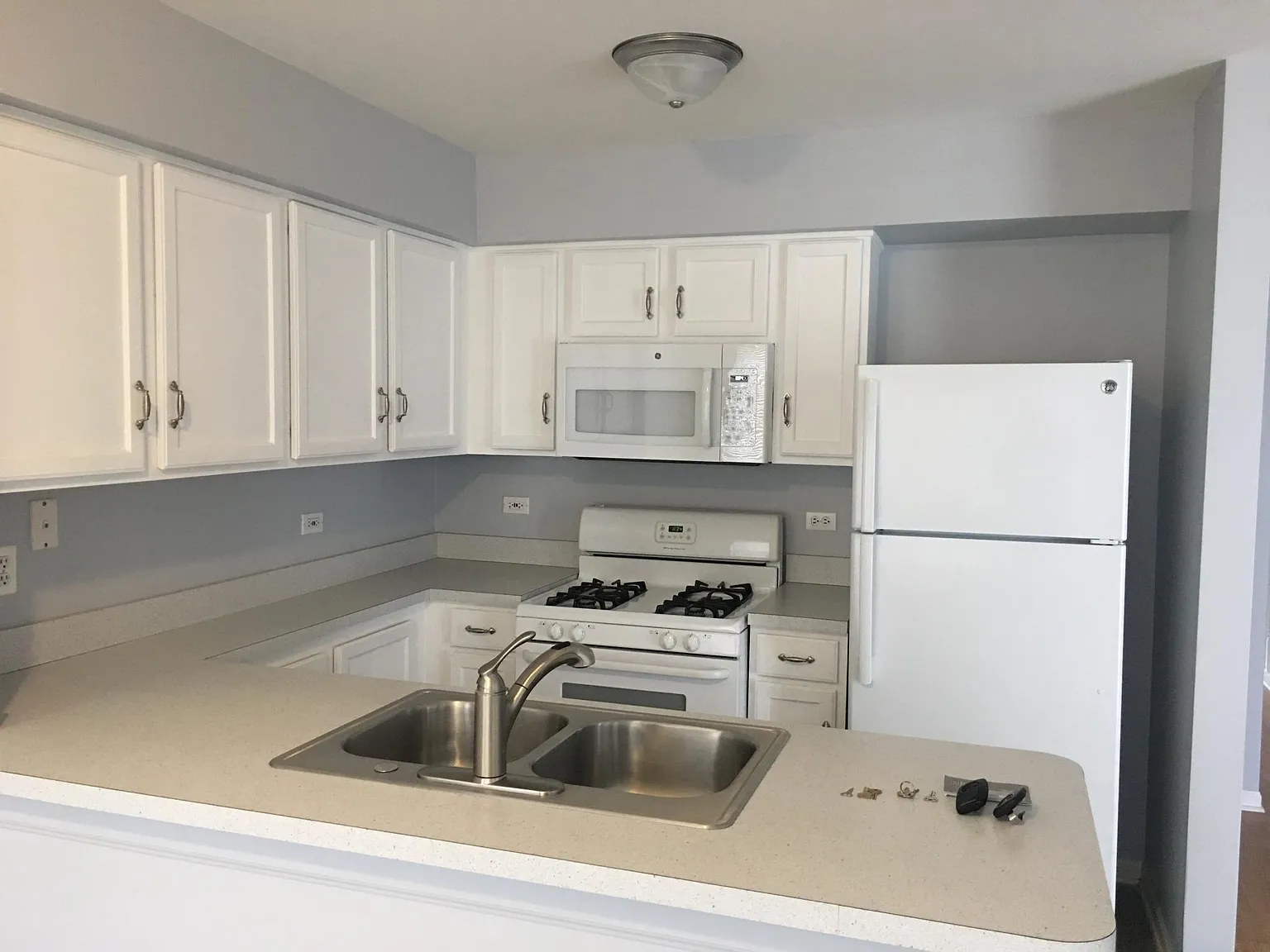 3 bed, 2002 sqft, $2,425 — Photo 3