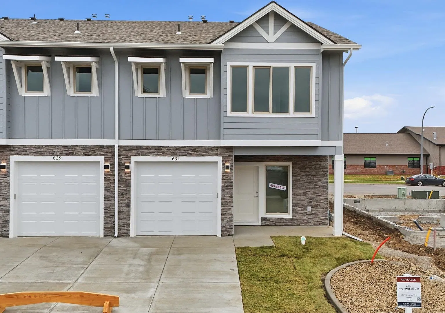 Beautiful and Spacious 3 Bedroom, 2.5 Bath Townhome — Photo 1
