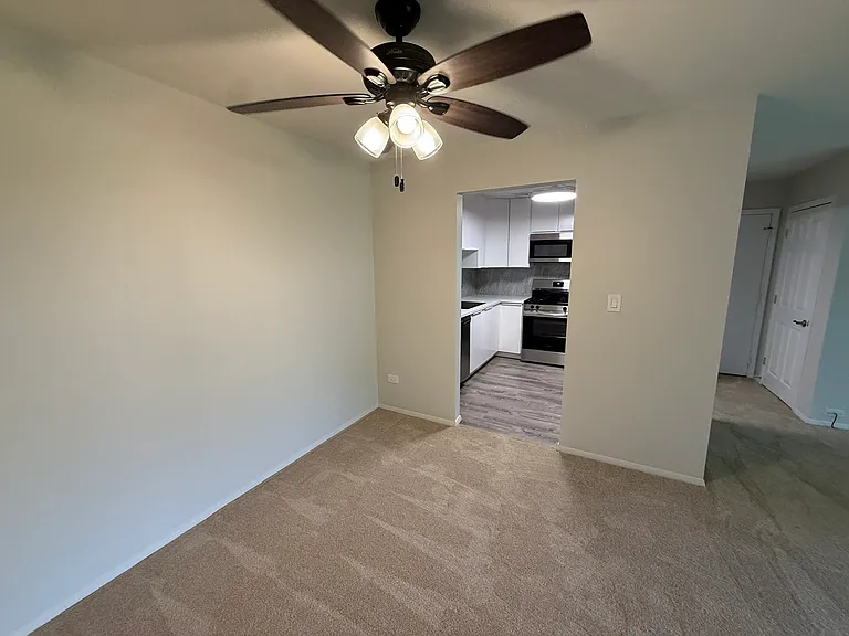 9S220 Lake Dr #16A-102 — Photo 5