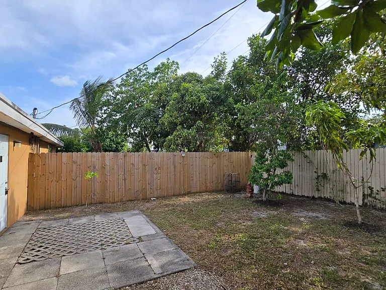 6511 Seminole Dr — Photo 12