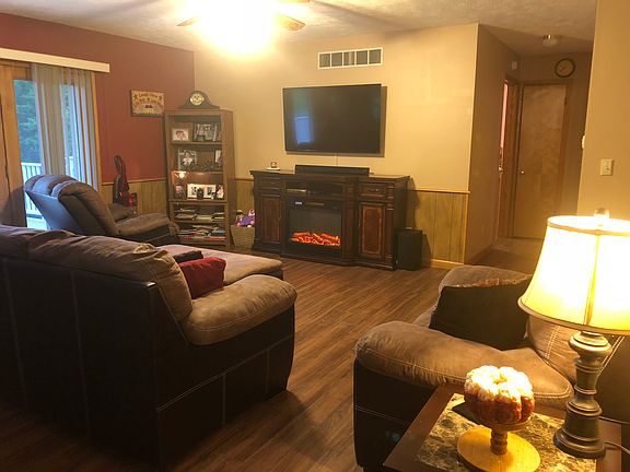 3rd image of 130 Green Hill Ln