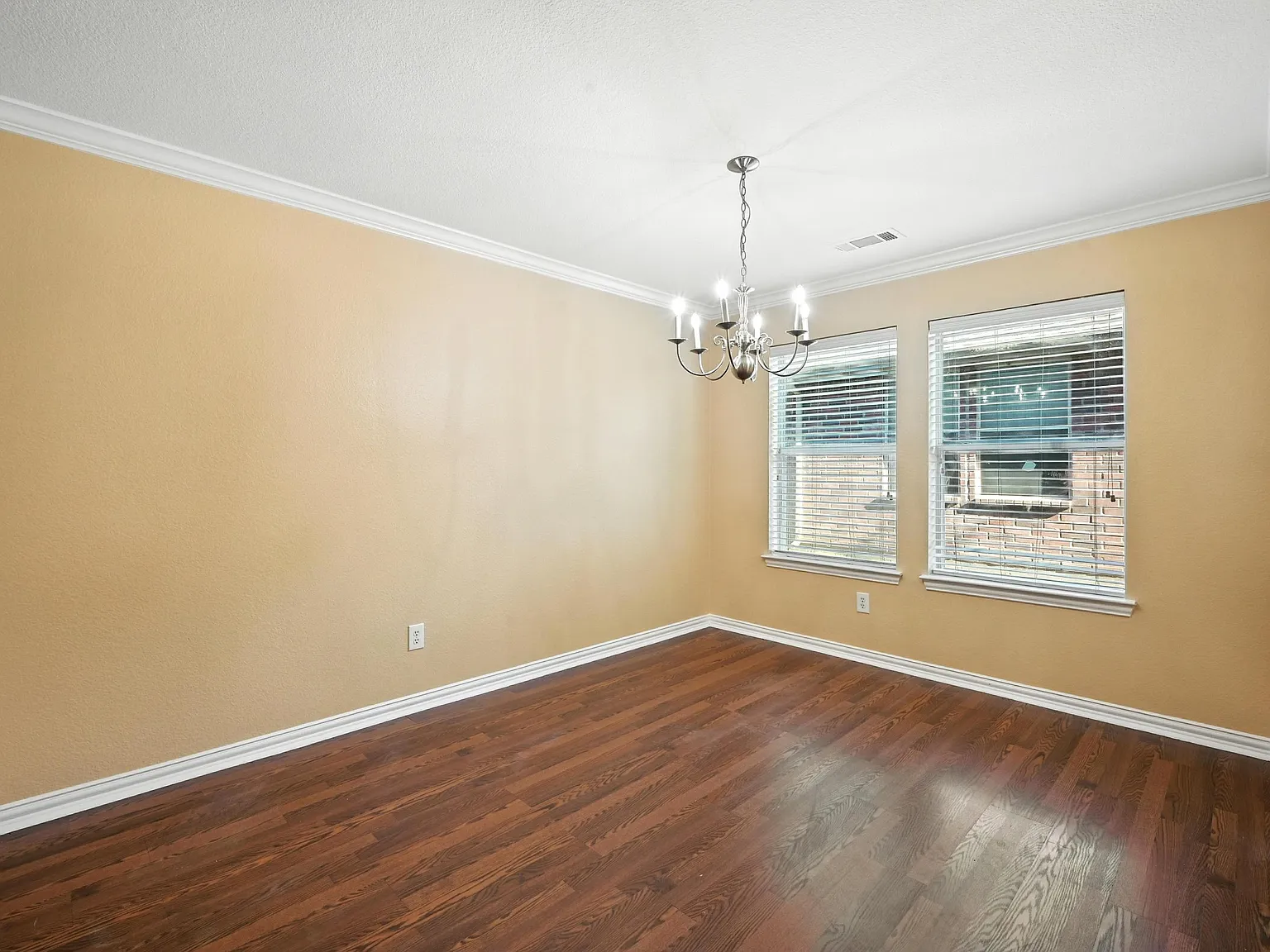 4 bed, 2877 sqft, $2,750 — Photo 4