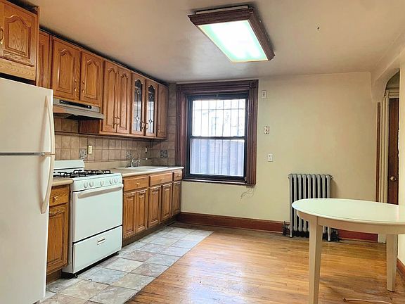 2nd image of 219 Macdonough St APT 1