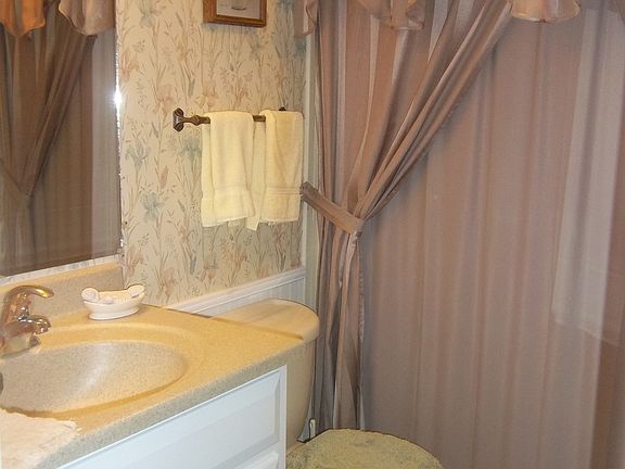 5th image of 6424 Lakewood Dr Unit A