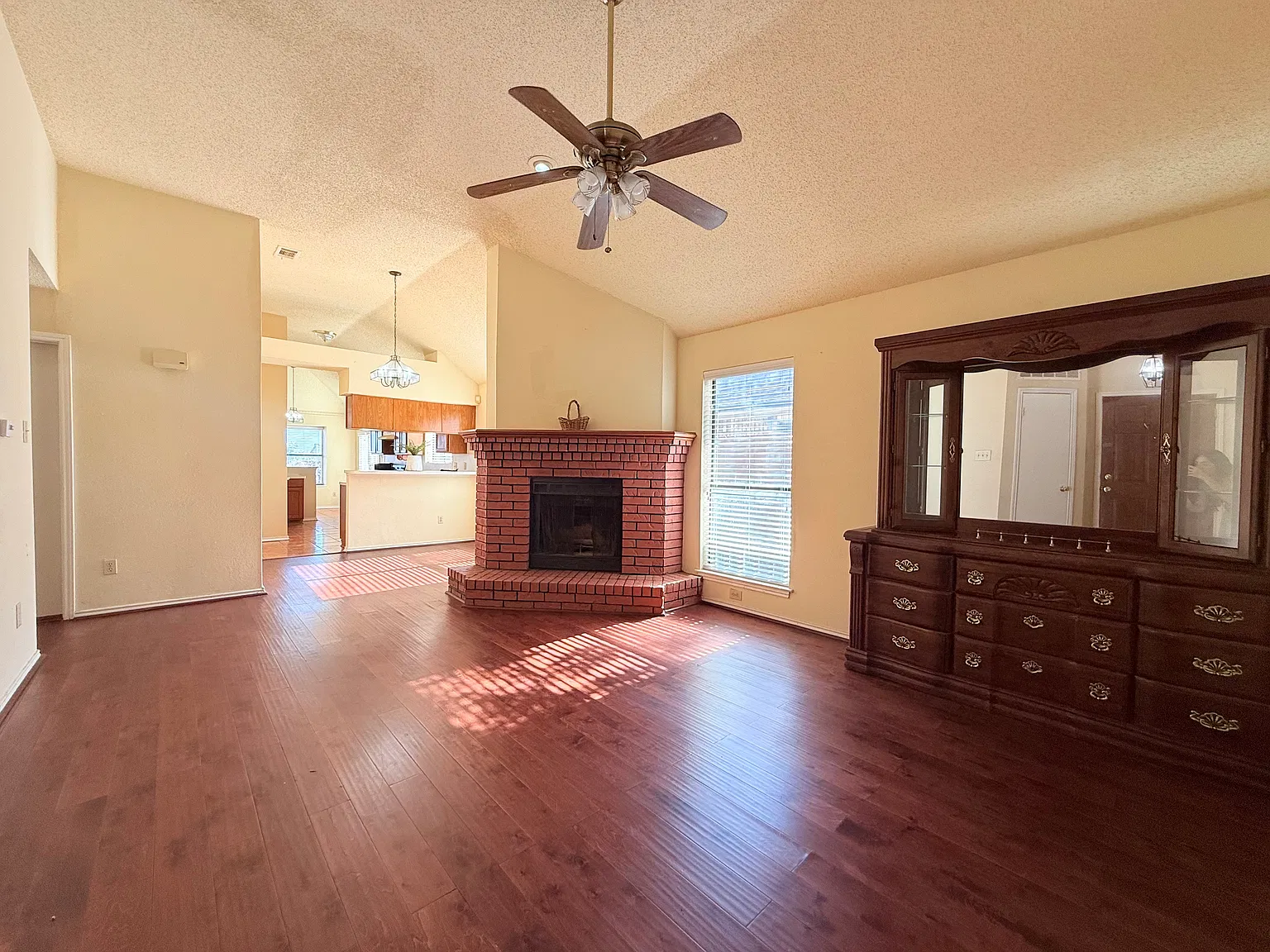 3 bed, 1312 sqft, $1,800 — Photo 3