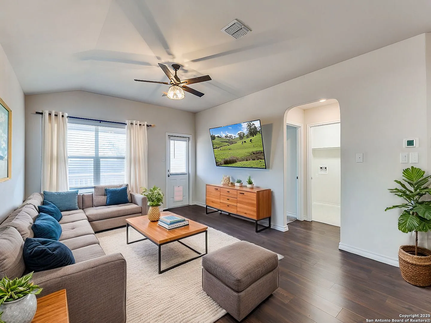 4 Bedroom 2 bathrooms located in Redbird Ranch Subdivision — Photo 2