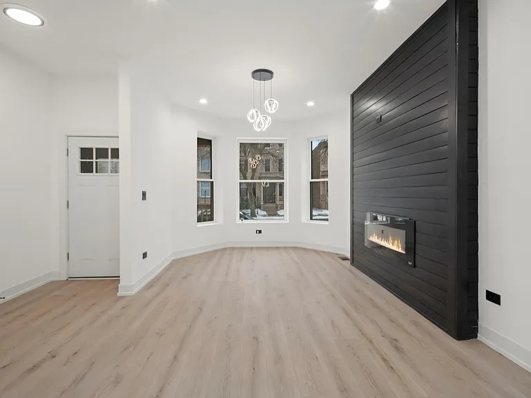 7008 S King Dr #1 — Photo 2