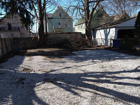 3rd image of 4105 Daisy Ave