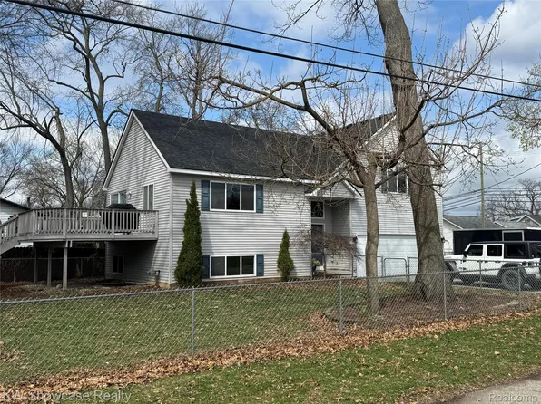 2365 Hartford Ave, Waterford, MI 48327