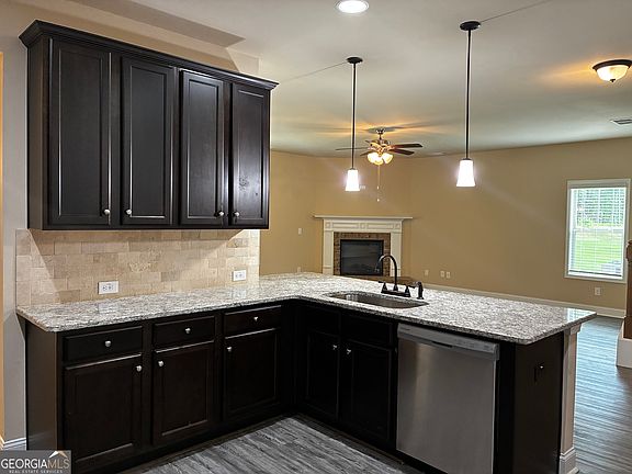 4th image of 109 Armory Creek Dr