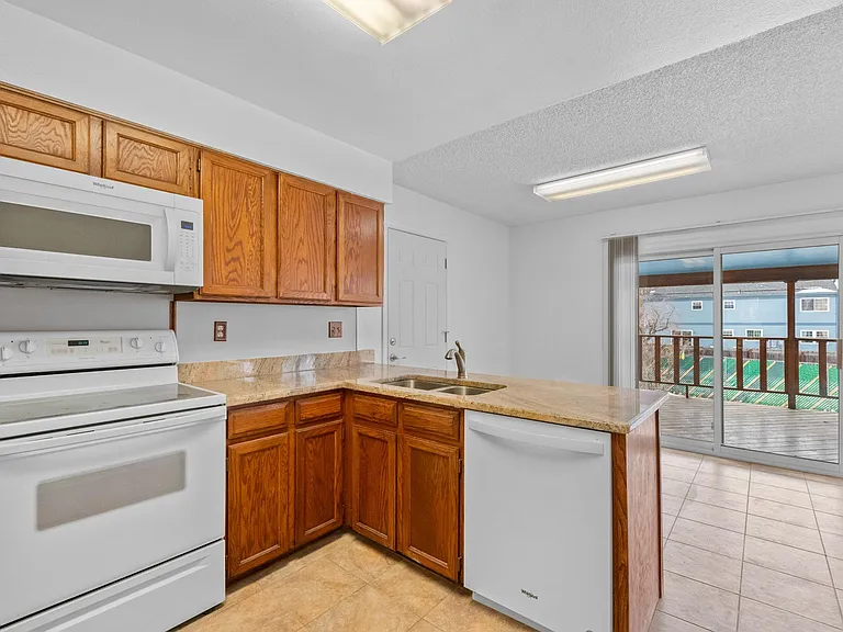 1009 S Lewiston Way — Photo 14