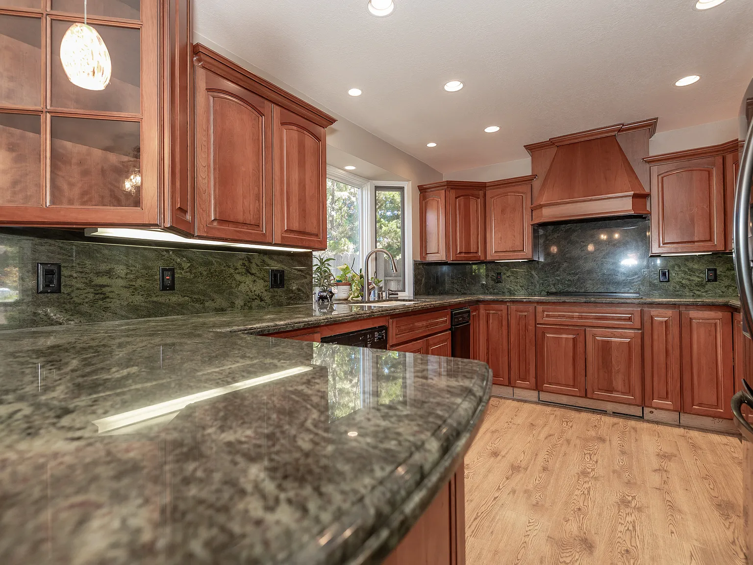 3 bed, 2.5 bath, 2576 sqft, $5,400 — Photo 2
