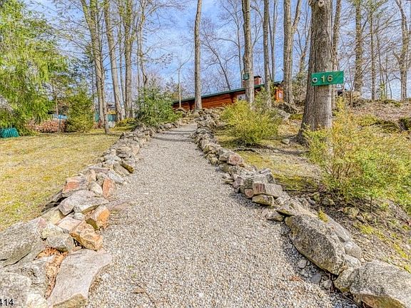 3rd image of 16 Valley Dr W
