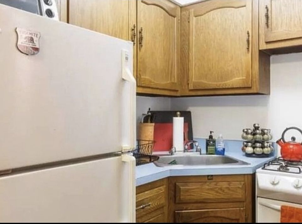 2nd image of 27 W 76th St #3R