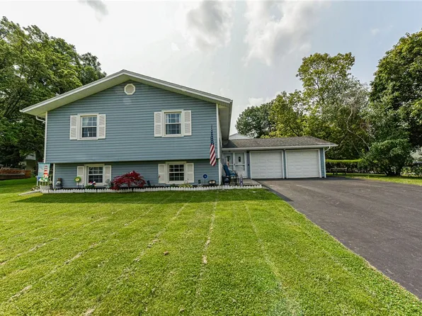66 Pinebriar Dr, Rochester, NY 14616