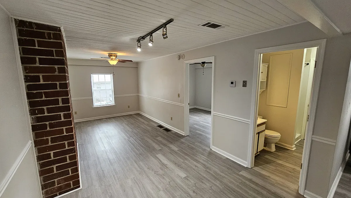 Building Photo - 212 Thurston Dr