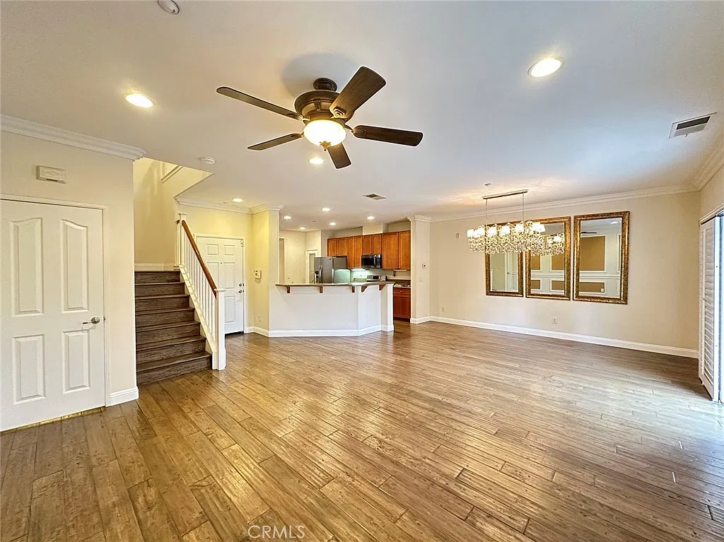 3 bed, 2.5 bath, 1549 sqft, $3,300 — Photo 3