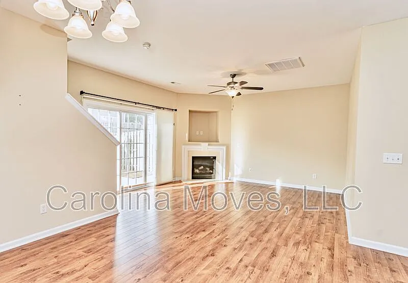 3 bed, 2.5 bath, 1550 sqft, $1,625 — Photo 4