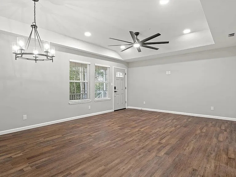 803 Brewer St — Photo 4