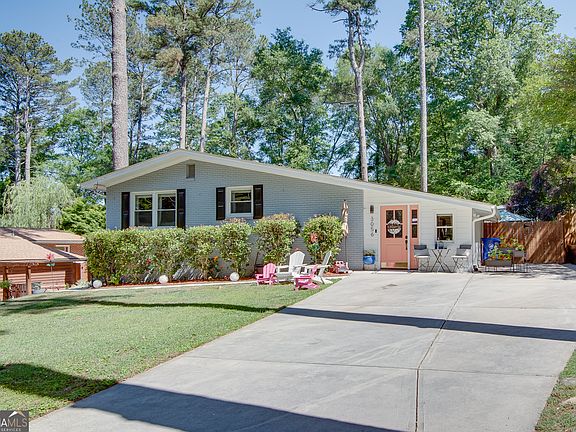 2nd image of 3056 Vine Cir
