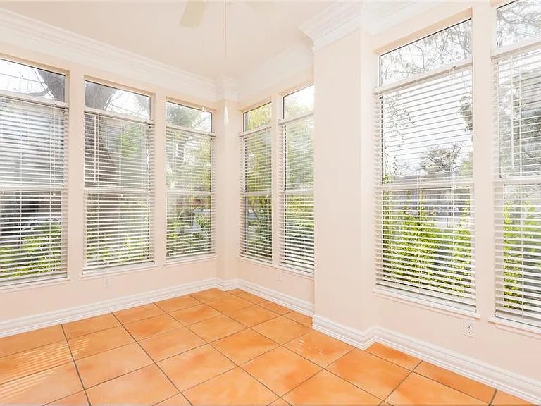 1607 Deleon St — Photo 10