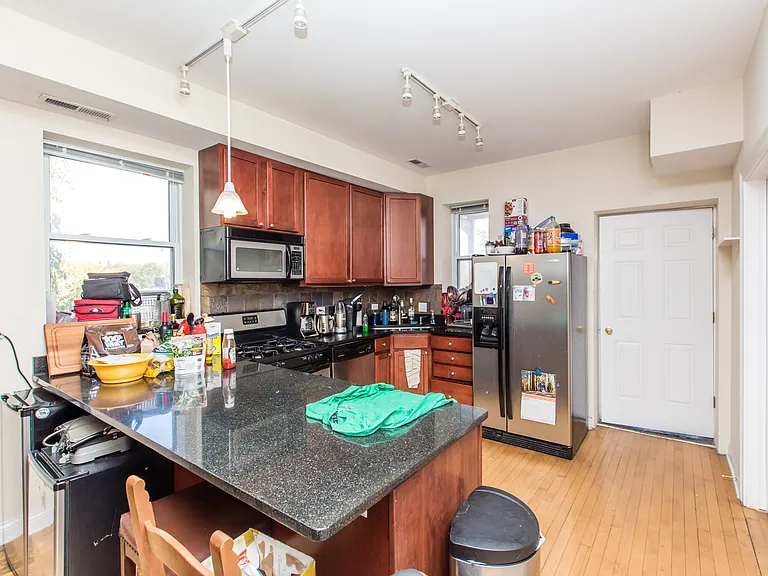 1621 N Honore St #3R — Photo 5