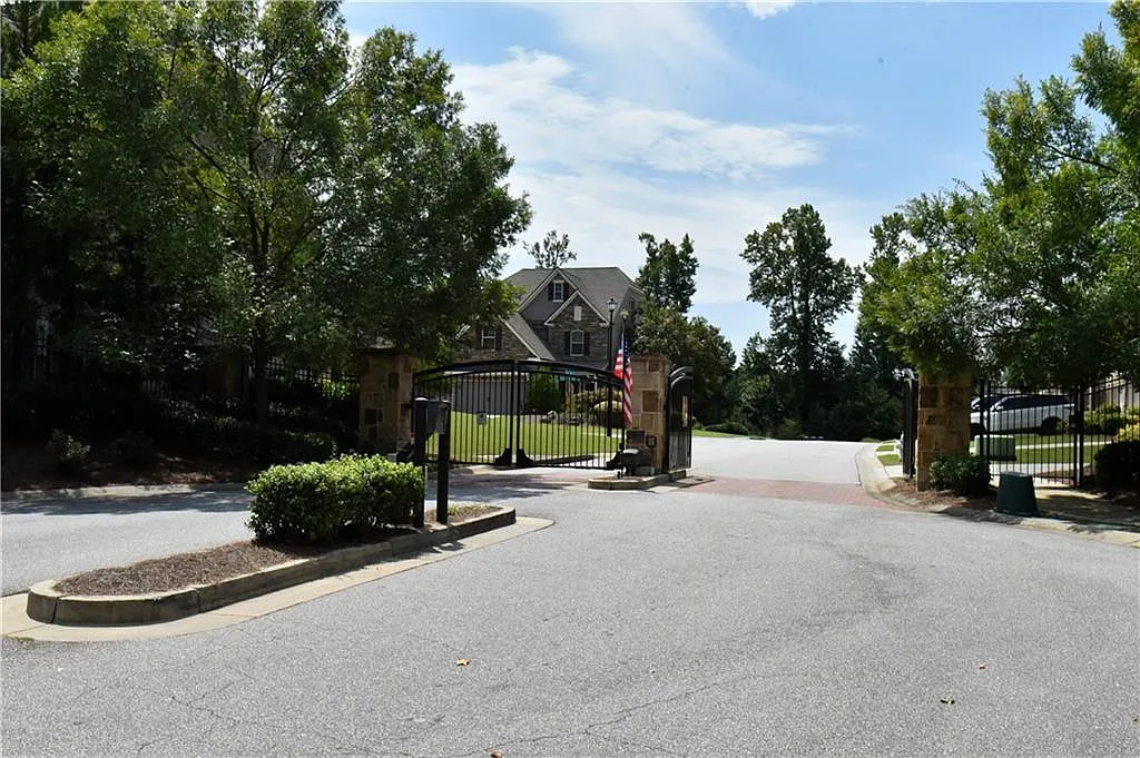 4 bed, 3.5 bath, 3319 sqft, $3,250 — Photo 4
