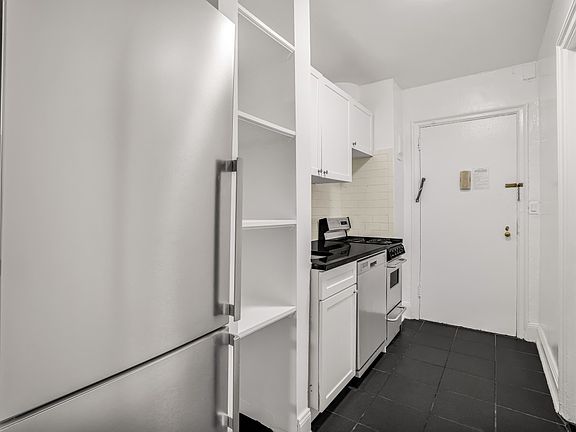 5th image of 307 E 44th St APT 219