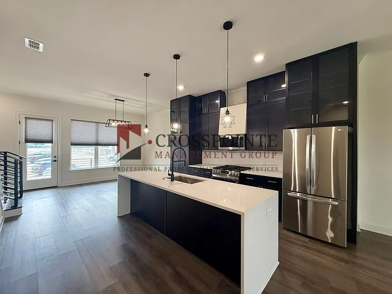 548 W Erwin St — Photo 11