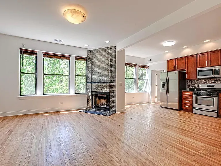 1216 W Thorndale Ave — Photo 1