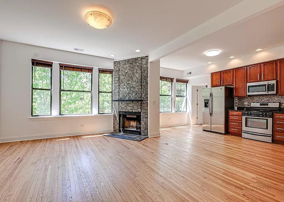 1st image of 1216 W Thorndale Ave