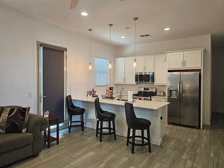 9415 S 39th Dr — Photo 2