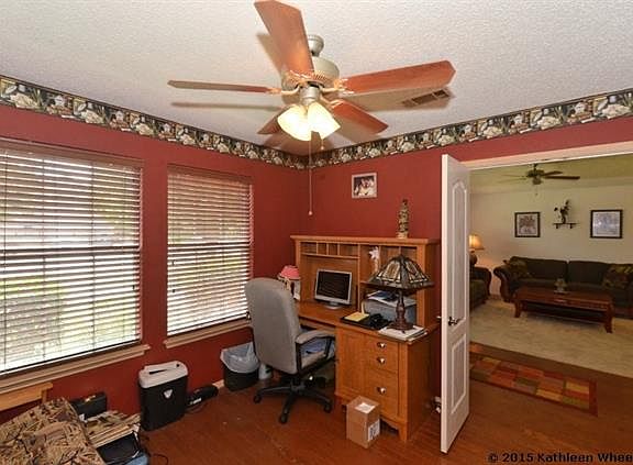 4th image of 925 Peacock Dr