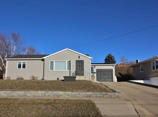409 Hillcrest Dr, Minot, ND 58703