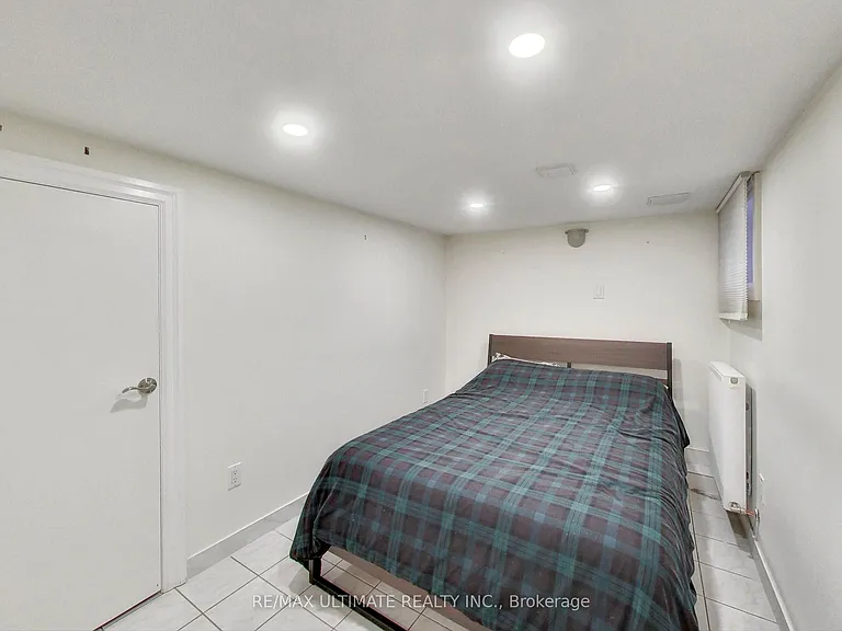 1652 Dufferin St #B — Photo 14
