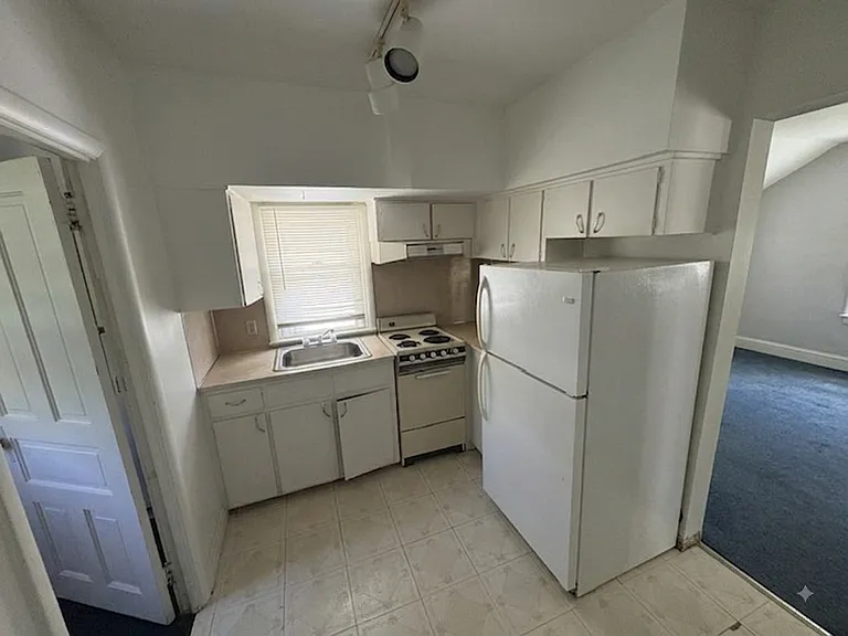 207 W Henry St #2 — Photo 4