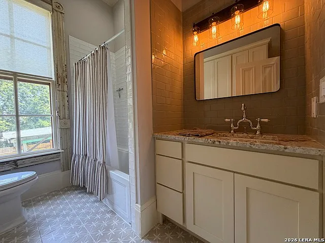 1133 E Crockett St — Photo 18