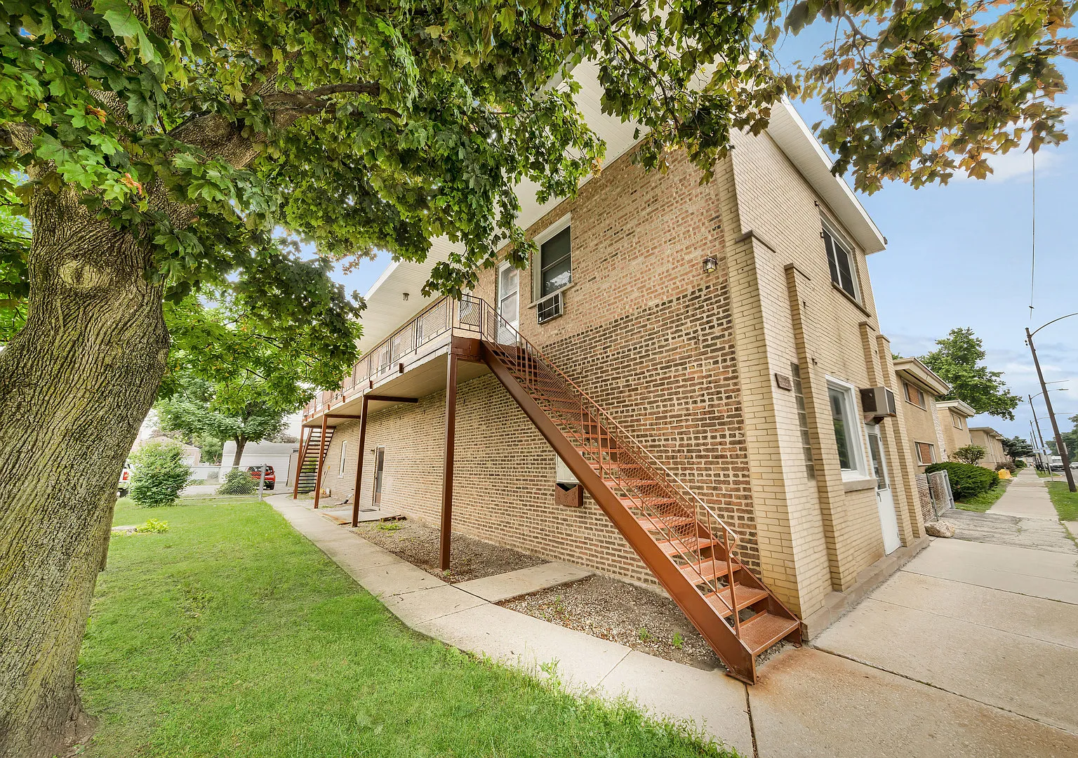 2 bed, 950 sqft, $1,550 — Photo 1