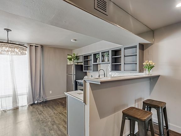 5th image of 6013 Gaston Ave #225
