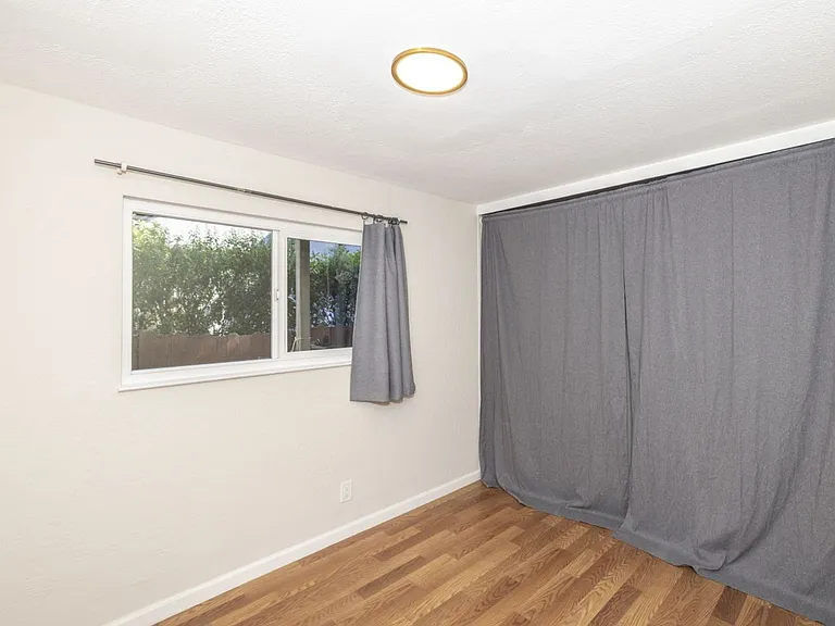 555 Stanford Ave — Photo 5